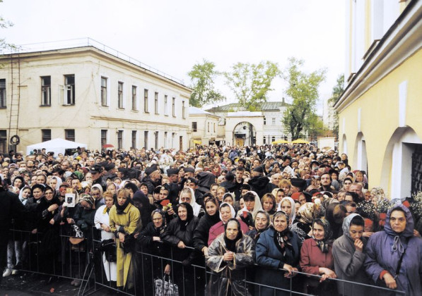 Паломники в день канонизации блаженной Матроны. 2 мая 1999г.