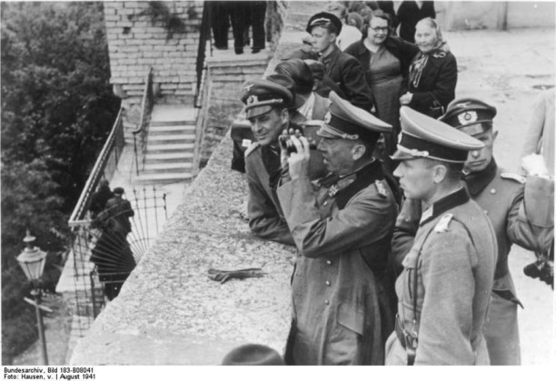 Генерал Георг фон Кюлер осматривает Таллинн в августе 1941 г. со смотровой площадки Паткуля