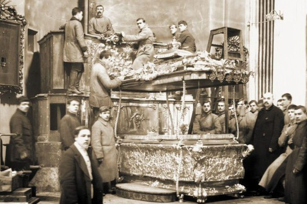 Вскрытие раки с мощами св. Александра Невского. 1922 г.