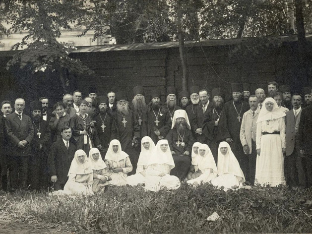 Члены приходского совета Александро-Невской лавры и Братства. В центре сщмч. митрополит Вениамин. 7 мая 1920 г.