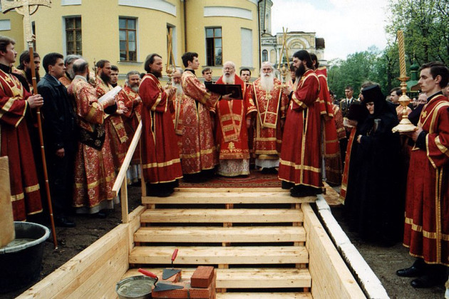 Закладка камня в основание колокольни. 2 мая 1999г.